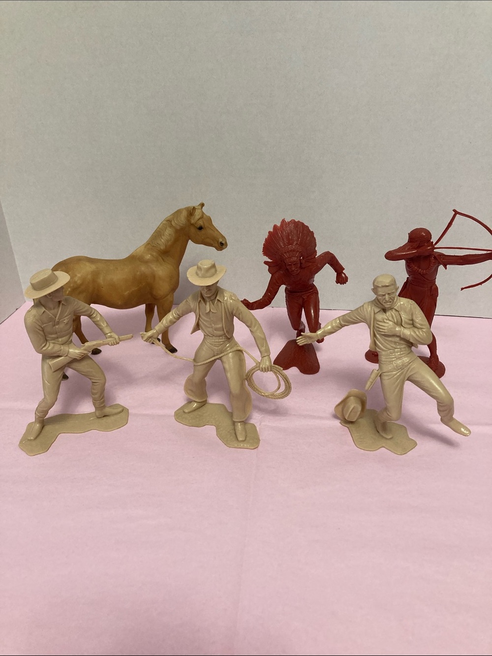 Vtg Louis Marx cowboys & Indians 6" toy figurines set of five pieces plus horse